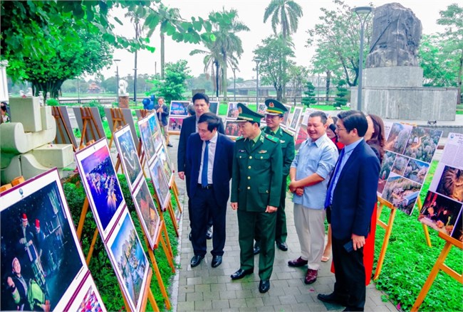 Thừa Thiên Huế: Khai mạc Triển lãm ảnh “Tự hào một dải biên cương” (29/12/2023)

